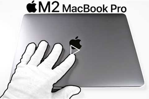 Apple M2 Macbook Pro Unboxing - But can it run Videogames? (Call of Duty, Fortnite, Minecraft)