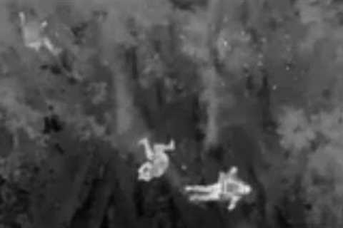 Ukraine war-Ukrainian drone drops bomb on Russian soldiers