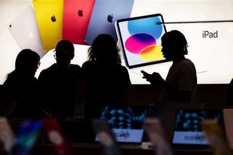 Apple Revenue Drops 1% but Tops Wall Street Expectations